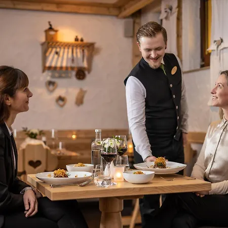 & Restaurant Zum Reussenstein ホテル